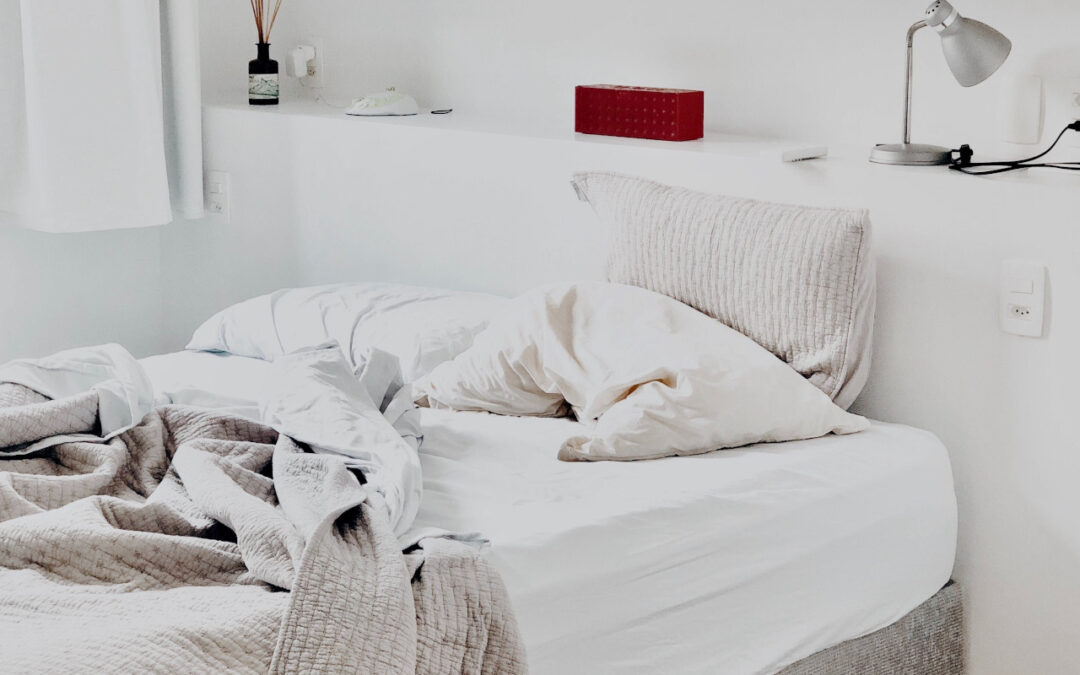 Jaki materac 90×200 do łóżka pojedynczego wybrać. Czym kierować się wybierając materac do łóżka jednoosobowego?